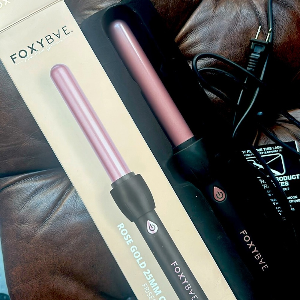 NIB Foxy Bae Limited Edition 25mm Styling Wand in Rose Gold